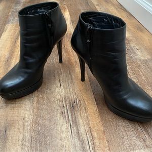 Stuart Weitzman Women’s Black Leather 5” Stiletto Platform Bootie 8.5 EUC!
